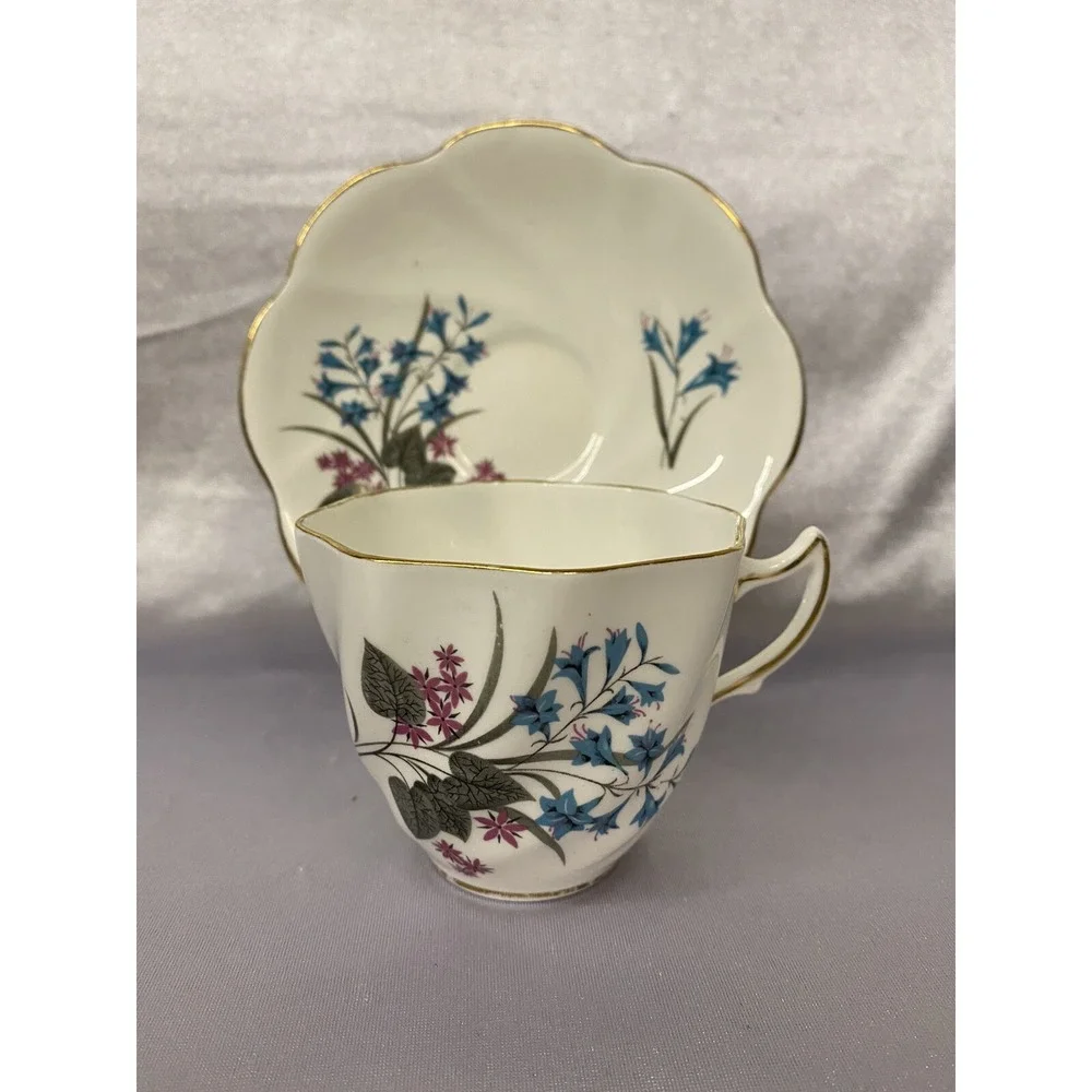 VNTG 1960's Crown Mark bone china floral Tea cup & saucer Set England PreOwned